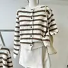 Conjunto de Estilo Rayado con Cuello Redondo 2026 Otoño/Invierno Nuevo Diseño Rayado Perezoso Vintage Suéter de Punto Versátil Casual para Mujer