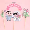 Decoração de Bolo Tendência Crayon Shin-Chan para Casal Aniversário Confissão Noivado Tema Casamento Shin-Chan Topper para Mesa de Sobremesas