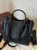 Bolso Tote de Gran Capacidad con Textura Tejida 2026 Nuevo Lanzamiento de Verano Bolso de Hombro Único Cruzado de Nicho Bolso Cubo para el Trabajo y el Viaje