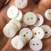 Botón de Concha Plano de Dos Ojos de Agua Dulce Bei Hebei al por Mayor Punto Botón de Ropa para Camisa Cardigan