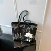 Bolsa de mano estilo dulce al por mayor para mujer 2025 Verano Nuevo Bolso de hombro de gran capacidad Hilo de bordado Versátil Bolso de axila