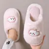 Chinelos de Pelúcia de Algodão Bordados em Desenho Animado para Mulheres, Inverno Interno Casa Quente Antiderrapante Fofos Chinelos de Casa para Mulheres
