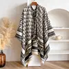 Bufanda Chal Cálido de Imitación Cachemir con Letras para Mujer Decoración de Viaje Capa Retro Blanca y Negra Ropa Exterior Comercio Exterior