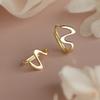 Arete de Aro Ondulado con Giro Sensorial para Mujer 2024 Nuevo Simple Nicho Sentido del Diseño Personalidad Temperamento Irregular