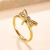 Anillo abierto de libélula más vendido transfronterizo para mujer, anillo de acero inoxidable con incrustaciones de diamantes de flores estilo pastoral, joyería chapada en oro de 18k