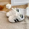 Zapatillas de entrenamiento alemanas de moda para niñas 2026 nuevos zapatos deportivos para otoño e invierno, zapatos casuales infantiles de princesa con lunares y puntera de concha