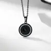 Colar com Pingente Redondo de Aço Inoxidável com Mãos em Oração, Cravejado com Zircônia, Disponível nas Cores Dourado, Preto e Aço, Acessório da Moda para Homens e Mulheres