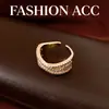 Anel Aberto de Cruz com Zircônia Banhado a Ouro 14K Real com Design Único, Anel de Dedo Indicador de Nicho, Sensação de Luxo Leve e Alto Padrão, Joia Feminina