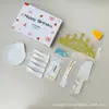 Set de accesorios para pastel fábrica Ningjin set de siete piezas en caja velas de cumpleaños sombrero de corona cuchillo tenedor plato de plástico desechable