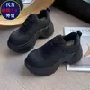 Zapatillas casuales para mujer que aumentan la altura, con plataforma gruesa, nuevo estilo primavera/otoño 2026, cómodas, transpirables, versátiles y adecuadas para mujeres bajitas, zapatillas blancas