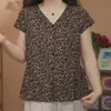 Nueva camiseta de estilo veraniego para madres de mediana edad y mayores, moderna y elegante, cuello en V, rejuvenecedora, corte holgado, top versátil estampado de manga corta
