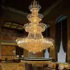 Sala de estar de villa de luxo com pé-direito alto e lustre grande, adequada para casas de construção própria, oferecendo uma sensação de alto padrão em espaços de loft duplex com cristal oco e arte em ferro