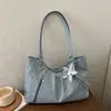 Los bolsos de lunares están de moda; esta nueva colección 2026 presenta bolsos de hombro de gran capacidad, estilo casual y relajado, perfectos para estudiantes universitarios y personas que van al trabajo.
