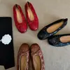 Sapatos vermelhos super macios e que valorizam o corpo para mulheres, novos sapatos de balé rasos planos Mary Jane retro franceses de bico redondo 2026