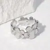 Anillo de titanio y acero europeo y americano transfronterizo para mujer flor acero inoxidable anillo abierto para dedo temperamento nicho simple pequeña margarita flor de cerezo