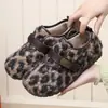 Zapatos Birkenstock Retro de Moda con Estampado de Leopardo Zapatos de Algodón para Mujer 2026 Nuevo en Invierno Calentitos con Forro de Terciopelo Slip-on Zapatos Perezosos para Hombre Peludos
