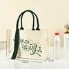 Bolsas de lona personalizables con detalles de cinta, que incluyen impresiones de logotipos, y diseñadas como bolsas de mano de alta gama y ecológicas con patrones únicos y diseños tridimensionales para empresas