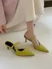 Elegantes mules off-white de bico fino para mulheres, adequados para uso externo, com saltos altos finos