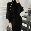 Vestido de Tricô com Amarração na Cintura Estilo Europeu e Americano 2026 Outono e Inverno Novo Solto Emagrecedor Versátil Gola Alta Longo Suéter para Mulheres