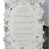 Convites de casamento em renda verde matcha estilo floresta, de formato irregular, com desenhos florais em relevo dourado, conjunto completo de convites de casamento