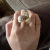 Pulsera, Anillo y Conjunto de Joyas Elegantes Estilo Francés de Lujo Ligero con Flor de Lirio para Mujeres con un Temperamento Moderno, de Alta Gama y Exquisito