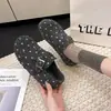 Zapatos versátiles estilo Birkenstock con hebilla de lunares retro sobre el dedo del pie, nueva colección otoño 2026, zapatos planos casuales de punta baja para mujer