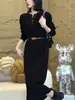 Vestido de tricô elegante com decote em V e cinto para mulheres, novo vestido longo de outono e inverno acima do joelho, modelagem solta, que valoriza a silhueta, vestido base de suéter