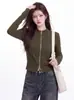 Camiseta de cor sólida, gola alta, zíper bidirecional, comprimento curto, manga longa para mulheres, novo estilo de outono, com um corte tridimensional que acintura e cria um efeito emagrecedor, perfeita como camada externa
