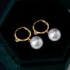 Pendientes de plata S925 bañados en oro de 18 quilates con incrustaciones de circonita y perla. Pendientes con hebilla para la oreja.