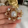 Tribunal Europeo retro barroco oro mate perla broche pequeño estilo fragante pasador anti-luz femenino fábrica venta al por mayor