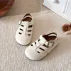 Sandálias Romanas Vazadas Infantis 2026 Verão Novo Estilo Coreano Sapatos de Solado Grosso para Meninas Moda para Meninos Sapatos Fechados para Praia