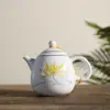 Dehua porcelana blanca pintada a mano juego de té kung fu soporte para tetera diseño logotipo fábrica al por mayor tetera de mano