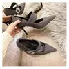 Tacones Altos de Ante con Hebilla Cuadrada de Pedrería de Alta Gama 2026 para Mujer con Tacón Fino, Punta Cuadrada Pequeña, Tira Única y Impresionante Diseño de Boca Baja
