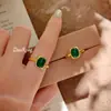 Anillo Vintage Estilo Corte Color Dorado Imitación Calcedonia Verde, Apilable, Lujo Ligero, Exquisito Diseño de Alta Gama