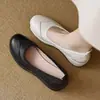 Nuevos zapatos casuales cómodos de estilo chino para madres, nuevo modelo de otoño 2026, tacón de cuña, suela suave, suela gruesa, boca poco profunda, zapatos de cuero suave de una sola pieza