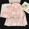 Novo conjunto de pijama para primavera e outono com sutiã embutido, apresentando um design da Kitty, tecido de seda gelada, padrão espinha de peixe e um cardigã com gola de lapela
