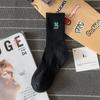 Meias Brancas Masculinas Tendência Absorventes de Suor Esportivas Bordadas com Letra High Street Skate Meia de Cano Médio Longa