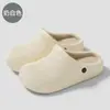 Pantuflas de algodón impermeables para mujer, adecuadas para uso en interiores en otoño e invierno, que proporcionan calidez y evitan resbalones. Estas pantuflas de otoño/invierno están diseñadas para uso en casa y cuentan con un tacón. Disponible para venta al por mayor