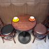 Mesa y Silla de Café Retro Americano Combinación Tienda de Té con Leche Postres Agua Azucarada Mesa Redonda Pequeña Restaurante Occidental Mesa y Silla de Madera Sólida Comercial