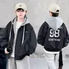 Ropa de Abrigo para Niños Otoño 2026 Nuevo Estilo Chaqueta con Capucha de Dos Piezas Falsas Top para Niños Medianos y Mayores Chaqueta de Béisbol con Letras Moderna