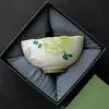 Juego de té de cerámica pintado a mano bajo vidriado con motivos de mariposas y flores, que incluye un gaiwan, tetera, taza de té, platillo, posavasos y vaso de agua