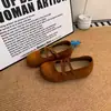 2026 Novos Sapatos Mary Jane de Balé com Tiras Cruzadas em Camurça Estilo Retrô Femininos Solado Macio Versátil com Saias Corte Baixo Suave Fundo Plano