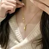 Novo Colar de Cabacinha com Caractere de Bênção Chinês para Mulheres Ouro Areia Luxo Leve Franja Pingente Esmeralda Estilo Chinês Placa de Bênção Corrente para Clavícula Outono