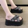 Pantuflas Gruesas Para Mujer Moda Ropa de Exterior 2025 Verano Nuevo Estilo Coreano Pequeños Hombres Sandalias Cruzadas de Lentejuelas