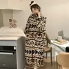 Pijama de forro polar coral para mujer, diseño dulce y retro a rayas, engrosado para abrigar, adecuado para otoño e invierno, se puede usar como bata o ropa de estar