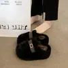 Nova fivela de cinto chinelos de sola grossa estilo coreano para mulheres, 2026 chinelos de pelúcia da moda para uso externo preguiçoso para mulheres baixinhas