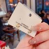 Aretes de botón de pétalos de margarita de lujo ligero retro en color contrastante 2022 nuevos aretes de moda estilo Mori de Hong Kong aretes personalizados de aguja de plata