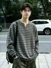 Camiseta a rayas de manga larga con cuello en V retro americana de moda para hombre Otoño/Invierno Versátil Capa base Casual Holgada Top Perezoso