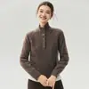 Suéter de tricô com caimento solto, gola semi-alta e mangas raglan, com mistura de cashmere, perfeito como peça para sobrepor no outono/inverno, oferecendo um visual retrô, casual e que afina a silhueta.