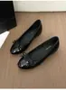 Sapatos de corte baixo bicolores 2026, estilo fada suave, sapatos Mary Jane planos novos redondos inspirados na pequena Chanel, mocassins femininos